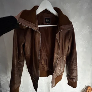 vintage läderjacka  - vintage läderjacka i äkta läder bra skick liten defekt vid ärmen