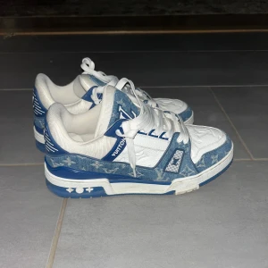 LV Trainers - Säljer mina äkta LV trainers St 42 passar 43 Nästan som nyskick(använda 4 gånger). Påse, box och kvitto ingår. Nypris 15 k säljer för 8000kr