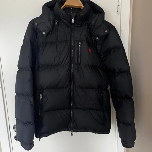 Polo Ralph Lauren Puffer Jacka - Säljer min Polo Ralph Lauren jacka som är i jättefint skick. Jag köpte den i förra vinter och den har inga defekter. Hör gärna av dig om du har några frågor.