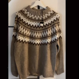 stickad tröja - super mysig stickad tröja som aldrig är använd! storleken är S men skulle säga att den sitter som en M/L 🩷