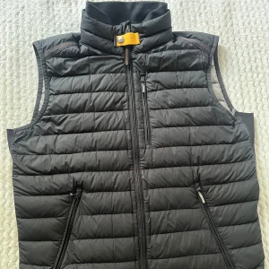 Parajumper väst  - Storlek: M Sparsamt använd väst till salu då jag inte använder den mer.