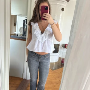 Vit topp  - Säljer denna superfina topp från H&M💝