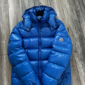 Moncler Maya  - Populär moncler maya, väldigt fint skick och inga defekter eller likanade. Otroligt fin färg och perfekt för dig som vill synas. Nfc funkar och äkthetsbevis finns. Tveka inte på att höra av dig vid frågor eller funderingar. Nypris 16,000