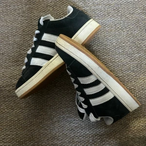 Adidas Campus Core Black - Ett par campus i bra skick. Använda flertal gånger men inga större skador eller liknande. Storlek 42. Nypris 1699kr