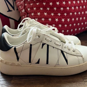 Valentino Garavani Open - Hej!  Storlek 36. Kommer med kvitto från Vestiaire. Kan postas eller mötas i Göteborg. Hör av er vid frågor eller funderingar.