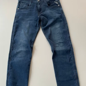 Replay Anbass - Mörkblåa Replay Anbass jeans i mycket bra skick. Köptes från Zalando i fjol. En av lapparna har tappat sitt fäste (se bild 5) men inget som syns när man har på jeansen. Strl W30 L32