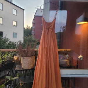 Sommarklänning - Använt men fint skick. Går ner till fötterna på min fru som är 155cm. Frakt tillkommer 