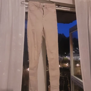 Mollyjeans - Mollyjeans i beige. Frakt tillkommer 