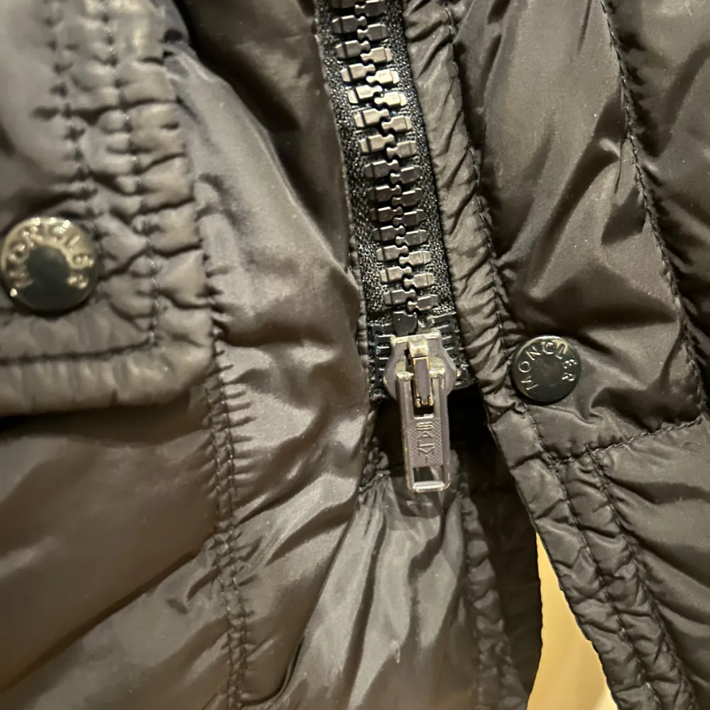 Moncler vinterjacka som är svår att få tag på. Storlek 4 men passar 3 som motsvarar M. Dragkedjan gick sönder så skräddare fixade en ny. Kom pm för mer information.. Jackor.