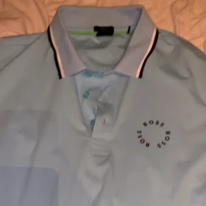 Boss pike  - Väldigt fin och fräsch piké den är för liten för mig därför så är den till salu 