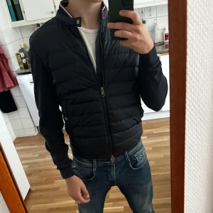 Moncler cardigan  - Säljer nu en riktigt fet cardigan från moncler som inte säljs längre. Den är väldigt eftertrakta! Det är storlek m men skulle säga att den passar mer s. Skicket är 8/10 från vongrevens skick, har kvitto!