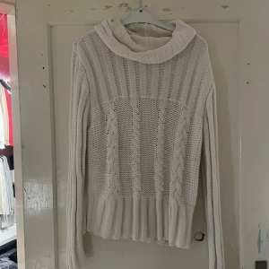 Vit stickad polotröja från AMiCA - Säljer en supermysig vit stickad polotröja från AMiCA. Den har en snygg ribbad design med långa ärmar och en skön polokrage. Perfekt för kyliga dagar när du vill vara både varm och stilren. Passar perfekt till höst- och vintergarderoben! 🍂❄️