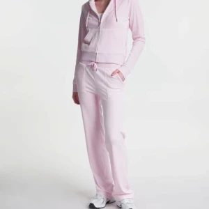 Juicy set - Säljer mitt juicy set för 1200, lägsta pris 900, inga fel och byxan är storlek S och koftan xs, inte min stil vill sälja den 