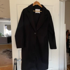 Svart kappa - Super fräsch Bershka kappa! St L Kom gärna med egna prisförslag 😍