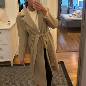 Beige Kappa  - Storlek XS, kan passa S också. Säljer en beige kappa från Gina tricot som endast är använd fåtal gånger. Säljes då den inte används☺️
