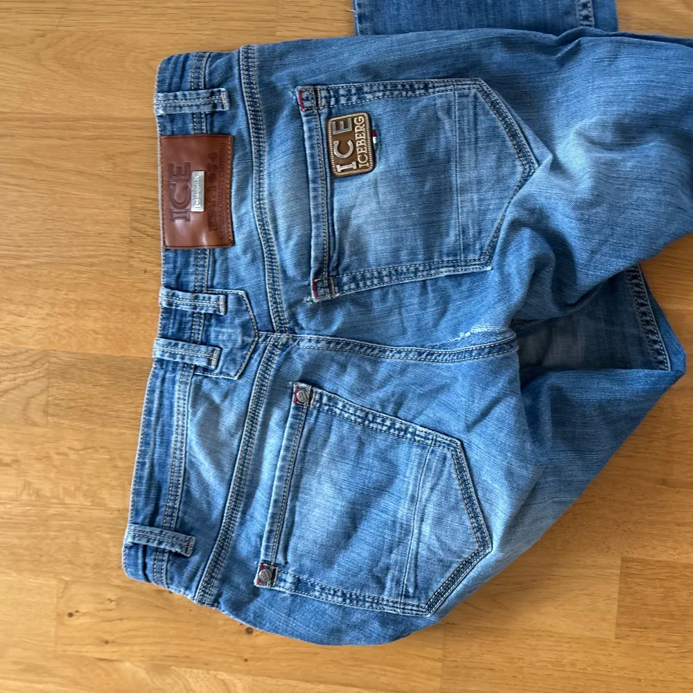 Jätte coola lågmidjade straight leg jeans. Köpa vintage i Berlin, använda fåtal gånger. Får inte på mig de längre😓. Jeans & Byxor.