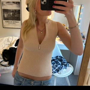 Snygg topp  - Jätte fin topp med dragkedja! Sitter Såå fint på, bra skick 