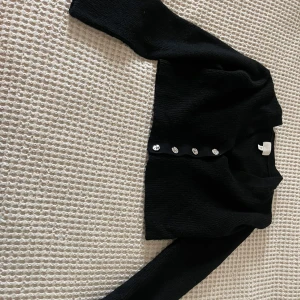 Stickad tröja - Stickad tröja med knappar. 