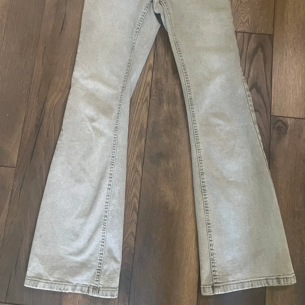 Säljer dessa jättesnygga ljusgråa jeans i storlek 164. Passar även mig som har 158. Midjan går att spänna ut och går även att spänna in. Minns inte riktigt vad jag köpte dem för men jag säljer för 150kr plus frakt. Pris går möjligtvis att diskuteras.. Jeans & Byxor.