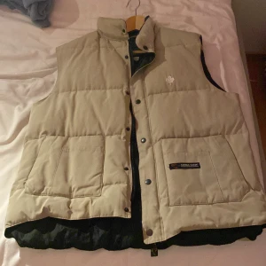 Canada Goose väst - Canada Goose väst Bra passform Varma  950kr st Färger: Röd, Beige! Storlek: Röd/S Beige/ S