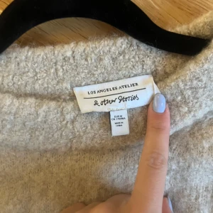 Stickad tröja från Other stories!  - Mycket bra skick! Storlek M men sitter som S. 58% Alpacka ull och ser lite ”fårig” ut. 💕💕