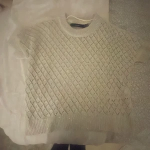 Stickad tröja  - Stickad tröja med glitter. Har använt någon gång men är i väldigt bra skick. 