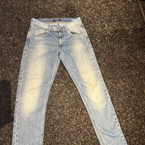 Säljer ett par snygga blå jeans från Replay. helt nya. De har lite ljusare slitningar på framsidan som är väldigt snygga. Modellen är Wallys 14A. Byxorna  passar 160-165 cm som bäst men passar även 155 cm.