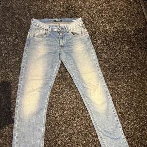 Blå jeans från Replay - Säljer ett par snygga blå jeans från Replay. helt nya. De har lite ljusare slitningar på framsidan som är väldigt snygga. Modellen är Wallys 14A. Byxorna  passar 160-165 cm som bäst men passar även 155 cm.