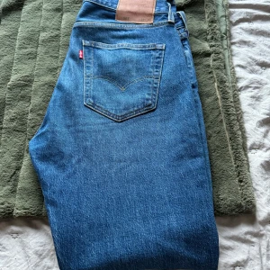 Levis jeans - Är i skick som ny använd 2-3 gånger bara. Storlek 32 32