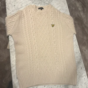 Kabelstickad lyle n scott - Lyle n scott kabelstickad, använd väldigt fåtal gånger, 100% lamm ull så väldigt fint material. Färgen är benvit/beige. Säljer eftersom att den inte passade mig. Nypris 2500, mitt pris 399. Hör av dig vid minsta fundering!