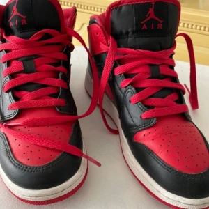Air jordans  - Röda jordans använt bara några ggr i storlek 37,5
