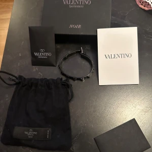 Valentino armband - Valentino armband  Box, bag, kvitto och extra nitar följer med Skick 8/10  Skriv för mer info!