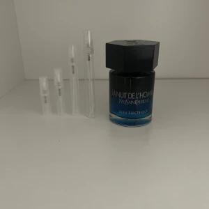 Sample av Yves Saint Laurent La Nuit De L’Homme Bleu Electrique - Säljer sample av Yves Saint Laurent La Nuit De L’Homme Bleu Electrique 10ml:129kr. Rekommenderar att köpa flera samples eller större mängder för att göra det mer prisvärt. Perfekt för dig som vill testa olika dofter innan du köper en fullstor flaska. 