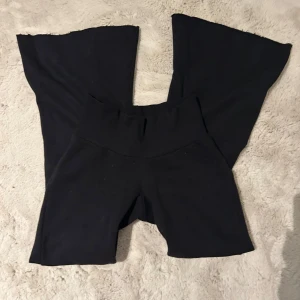 Gina tricot, mjukisbyxor, ribbade stickat vid midjan - De är nya aldrig använt, varma🩷