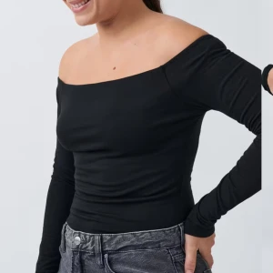 Off shoulder svart topp - Köpt för 250kr, använt då o då. Säljer då de nt är min stil längre. 