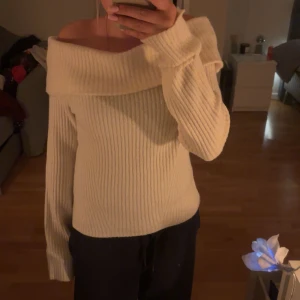 Jätte fin stickad tröja  - Off schoulder stickad tröja. Helt oanvänd. Väldigt fin tröja 