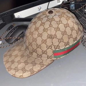 Gucci keps beige - Hej! Säljer denna beiga gucci keps i storlek M som jag fått av en nära anhörig i present men väljer att sälja idag pågrund av att den ej används. Fast pris!