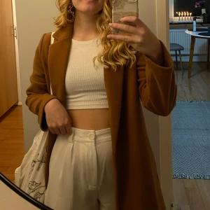 Brun höstkappa - Säljer min fina kappa, väl omhändertagen och jag har noppad utsida! 100cm lång och 100% polyester. Har fickor 🫶🏼