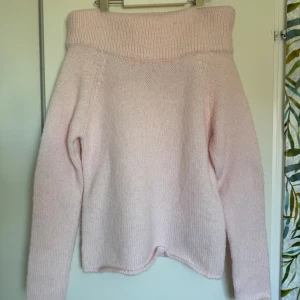 Ljusrosa stickad tröja från Gina Tricot - Säljer en superfin ljusrosa stickad tröja från Gina Tricot. Den har en mysig polokrage och långa ärmar, perfekt för kyliga dagar. Tröjan är i storlek XS och är i nyskick. Perfekt för både höst och vinter! 💖