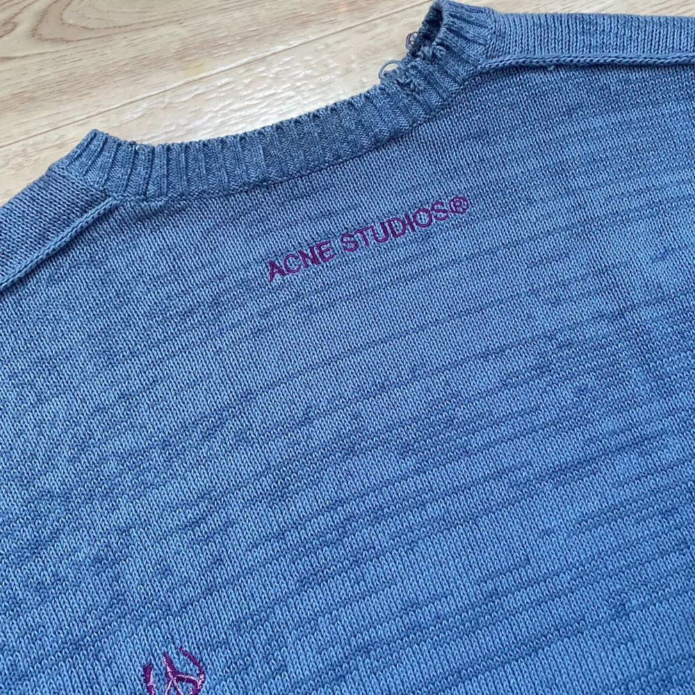 Jättecool stickad tröja i bomull från Acne Studios i oversized passform. Slitningar genom plagget med broderade detaljer. Väldigt lite använd, toppskick!. Stickat.