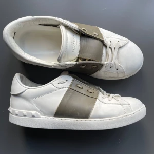 Valentino open - Använda väl men med bra omhändertagande, skick 8,5/10. Två dustbags medföljer, en för varje sko. Skorna passar även större  . Hör av er vid frågor eller intresse!