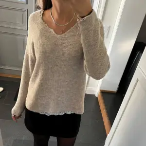 Stickad beige tröja från Vero Moda i storlek M, passar även S. Lite nopprig men annars fint skick. Använd gärna köp nu!