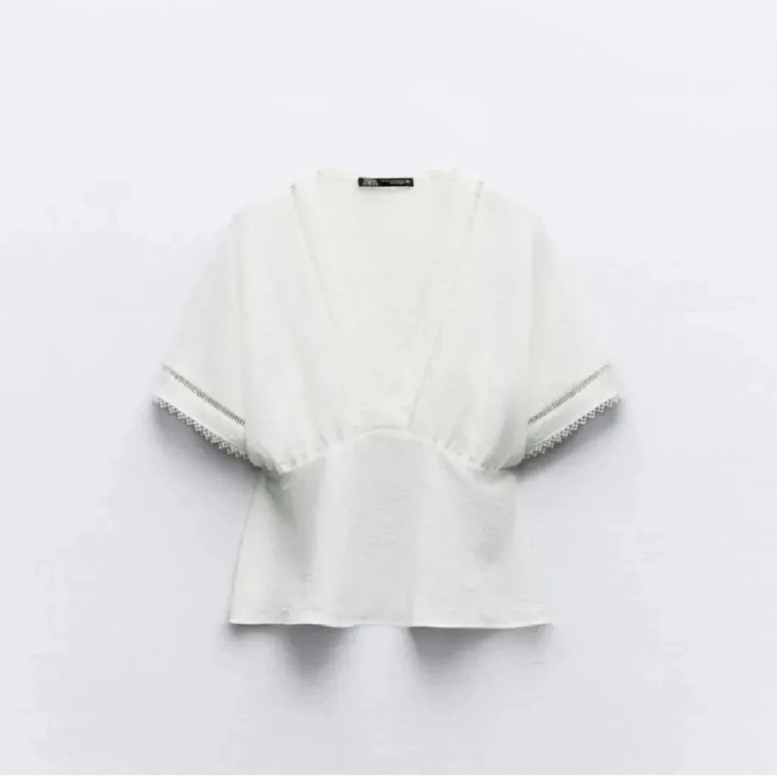 Trendig blus med detaljer - 90