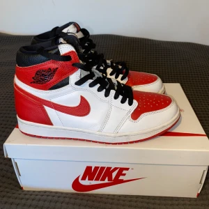 Air Jordan 1 Retro High OG Heirtage - Säljer dessa skor,som jag köpte från footlocker och är såklart äkta. Använda lite grann men är i mycket bra skick 8/10. Fler bilder osv bara hör av er Mvh Gustav