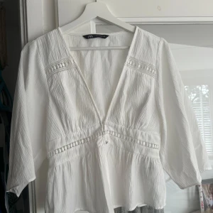 Vit blus - Jättefin blus från Zara💕💕 Använd en gång🩷