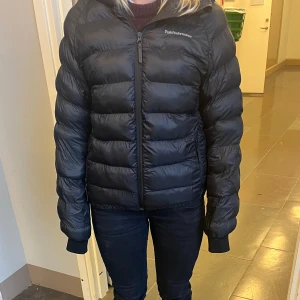 Peak performance jacka - Varm och skön till vinter. Den är endast använd en vinter av mig men den har en lagning på luvan, se bild 3