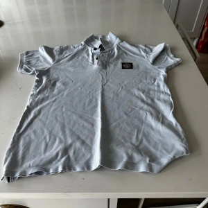 Stone Island pike - Stone Island piké i storlek 14/16 jr. Lite skrynklig men de går självklart o fixa! Skick 10/10 ser ut som ny. Pris kan diskuteras!