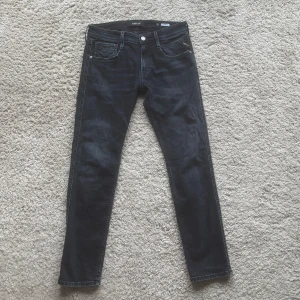 Replay jeans - Tja! Säljer dessa replay jeans i modellen Anbass i storlek 30/30. Nypris ca 1500 vårt pris 349. Jeansen har inga defekter och är använda ett fåtal gånger. Hör av er vid funderingar🫡