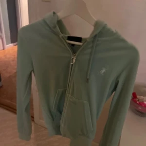 Juicy Couture dress - Ljusgrönt juicy set.  Tröjan strl S och byxorna strl XS. Båda passar en xs/s kan till och med passa en M. Använd bara 1-2 gånger.