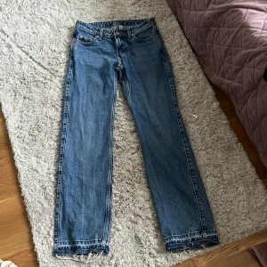Lågmidjade loose jeans - Från weekday, bra skick och i strl 23🥳